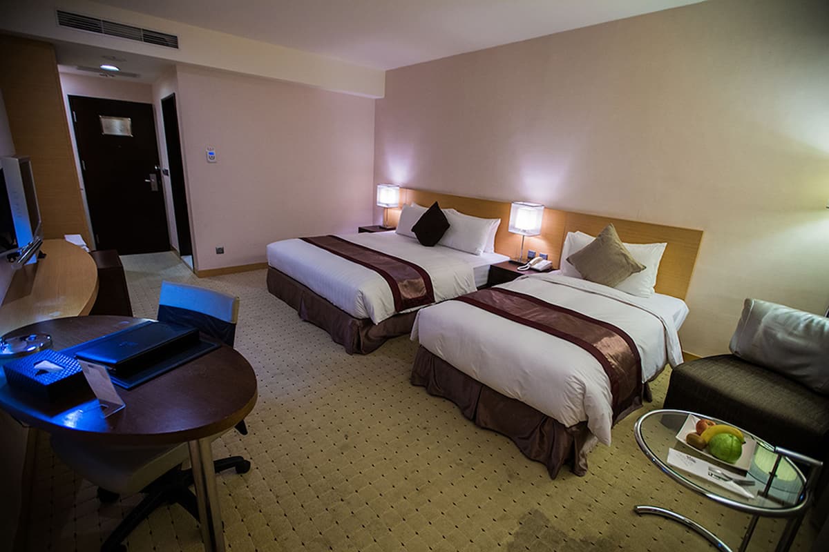 Executive Twin Room | Premium bedding, minibar, desk, blackout drapes