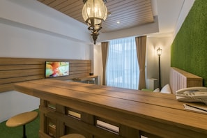 Deluxe Room | In-room safe, individually decorated, desk, iron/ironing board - Yan's House Hotel (Kuta)