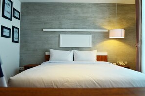 Deluxe Room - The Vintage Groove | In-room safe, individually decorated, desk, iron/ironing board - Yan's House Hotel (Kuta)
