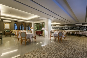 Café da manhã, almoço e jantar; culinária internacional