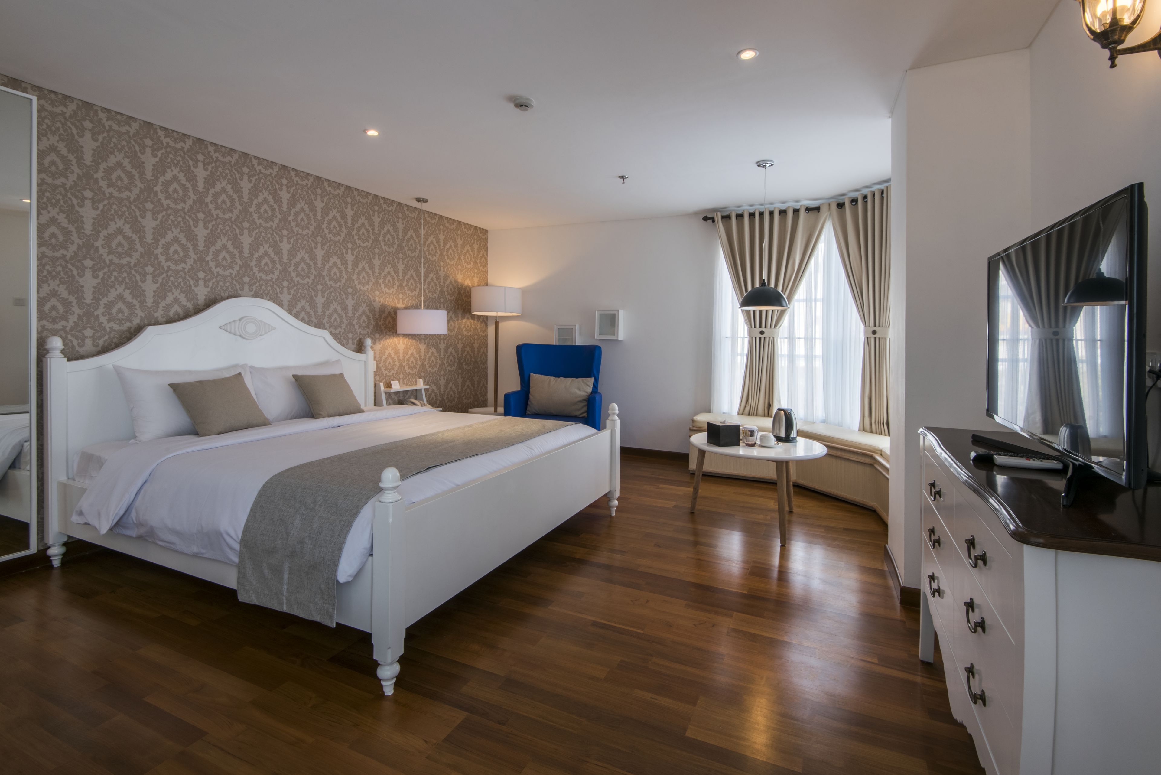 grand victorian room | in-room safe, individually decorated, desk, iron/ironing board