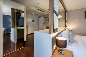 Premier Room | In-room safe, individually decorated, desk, iron/ironing board - Yan's House Hotel (Kuta)