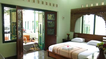 Meja kerja, tirai kedap cahaya, kedap suara, dan Wi-Fi gratis