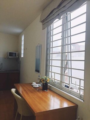 Fridge, microwave, electric kettle, cookware/dishes/utensils - V-studio Hotel Apartment 2 (Hanoi)
