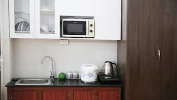 Departamento superior | Cocina privada | Refrigerador, microondas, tetera eléctrica y utensilios de cocina