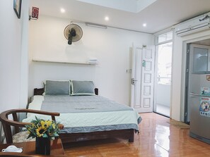 Superior appartement | Woonkamer | Een flatscreentelevisie