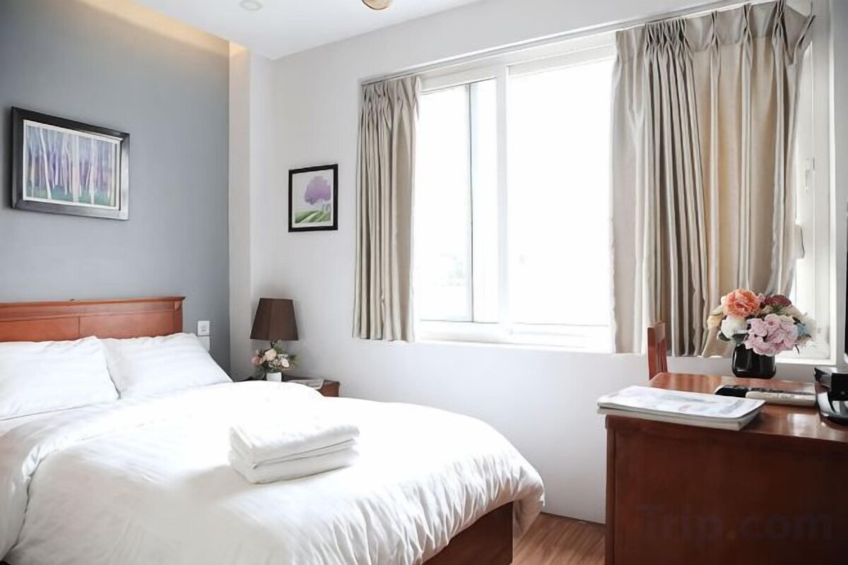 1 bedroom, premium bedding, pillowtop beds, desk