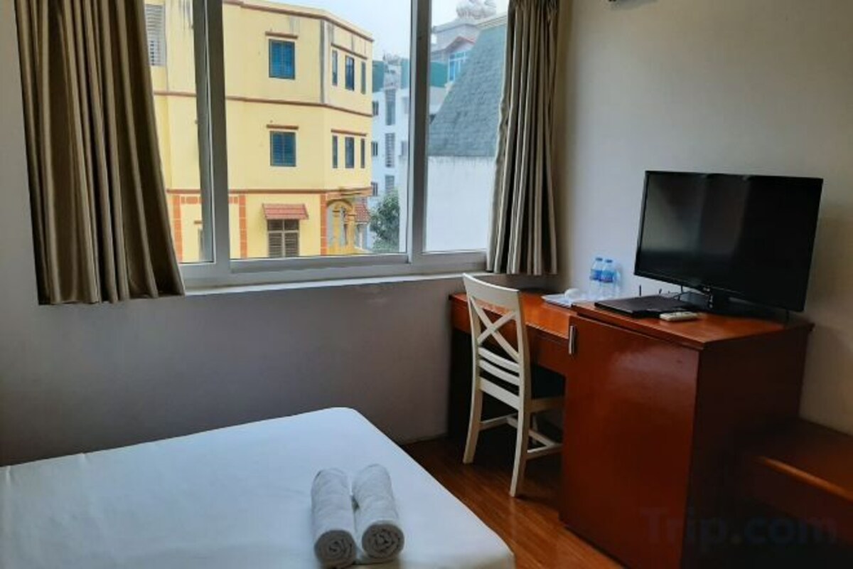1 bedroom, premium bedding, pillowtop beds, desk