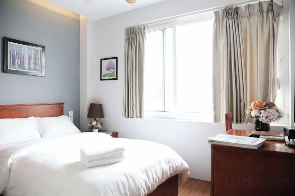 1 bedroom, premium bedding, pillow-top beds, desk