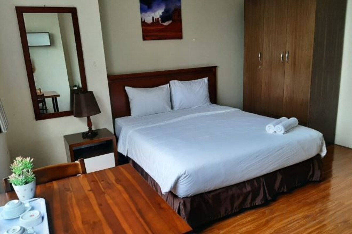 1 bedroom, premium bedding, pillowtop beds, desk