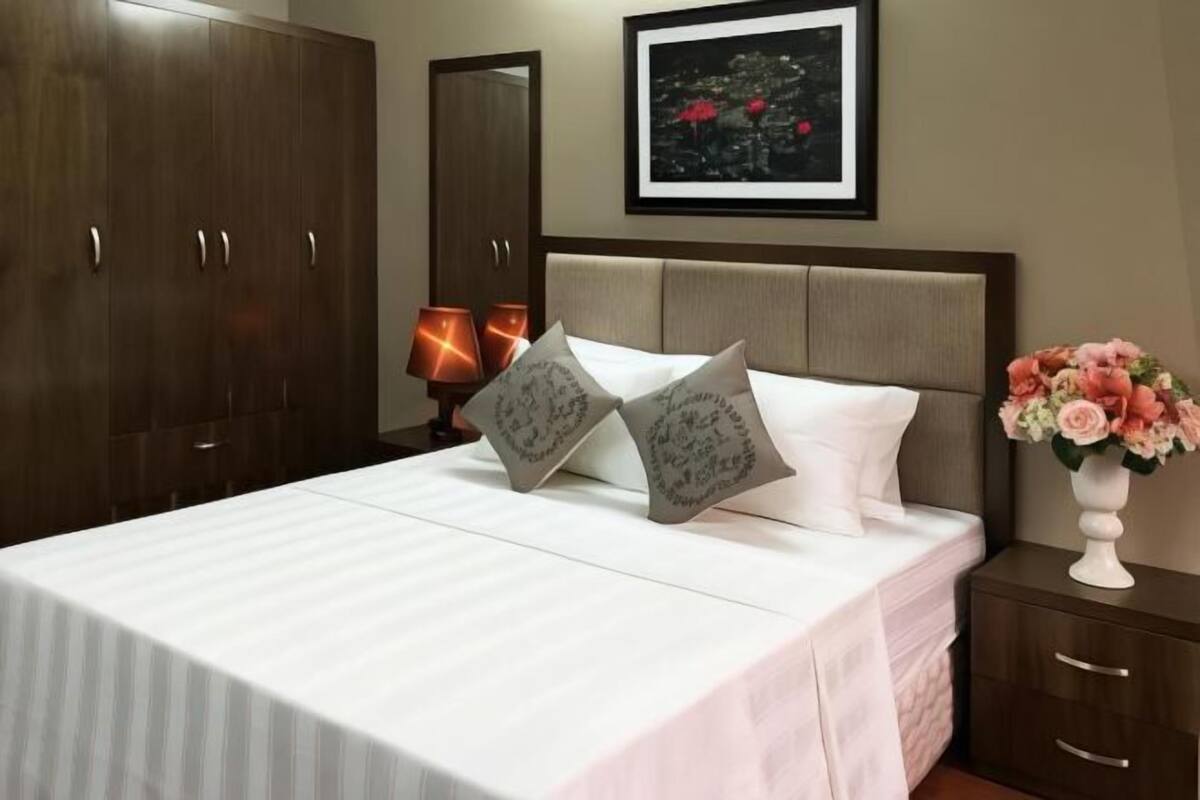 Ropa de cama de alta calidad, escritorio y cortinas blackout