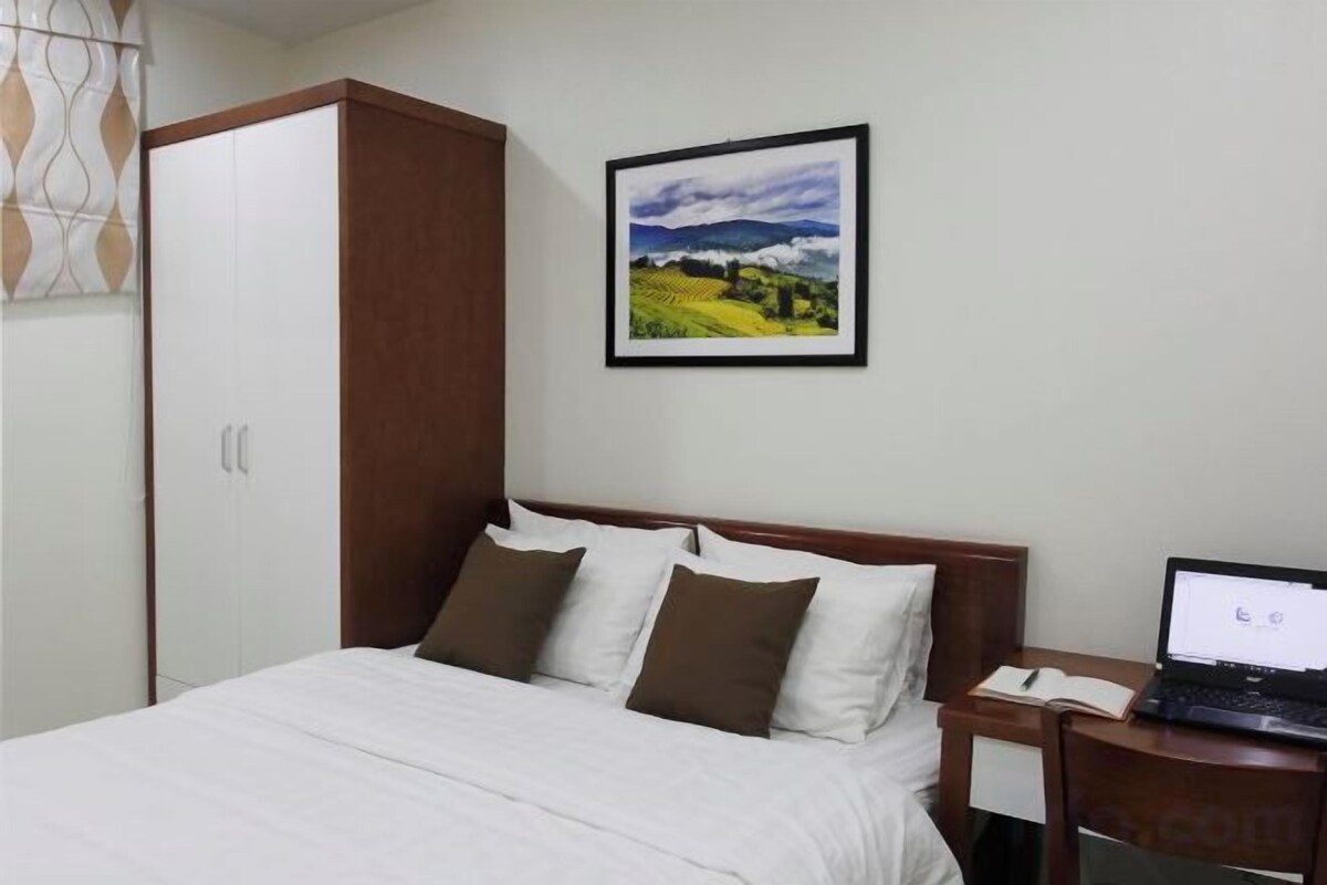 Roupas de cama premium, escrivaninha, espaço de trabalho para notebook