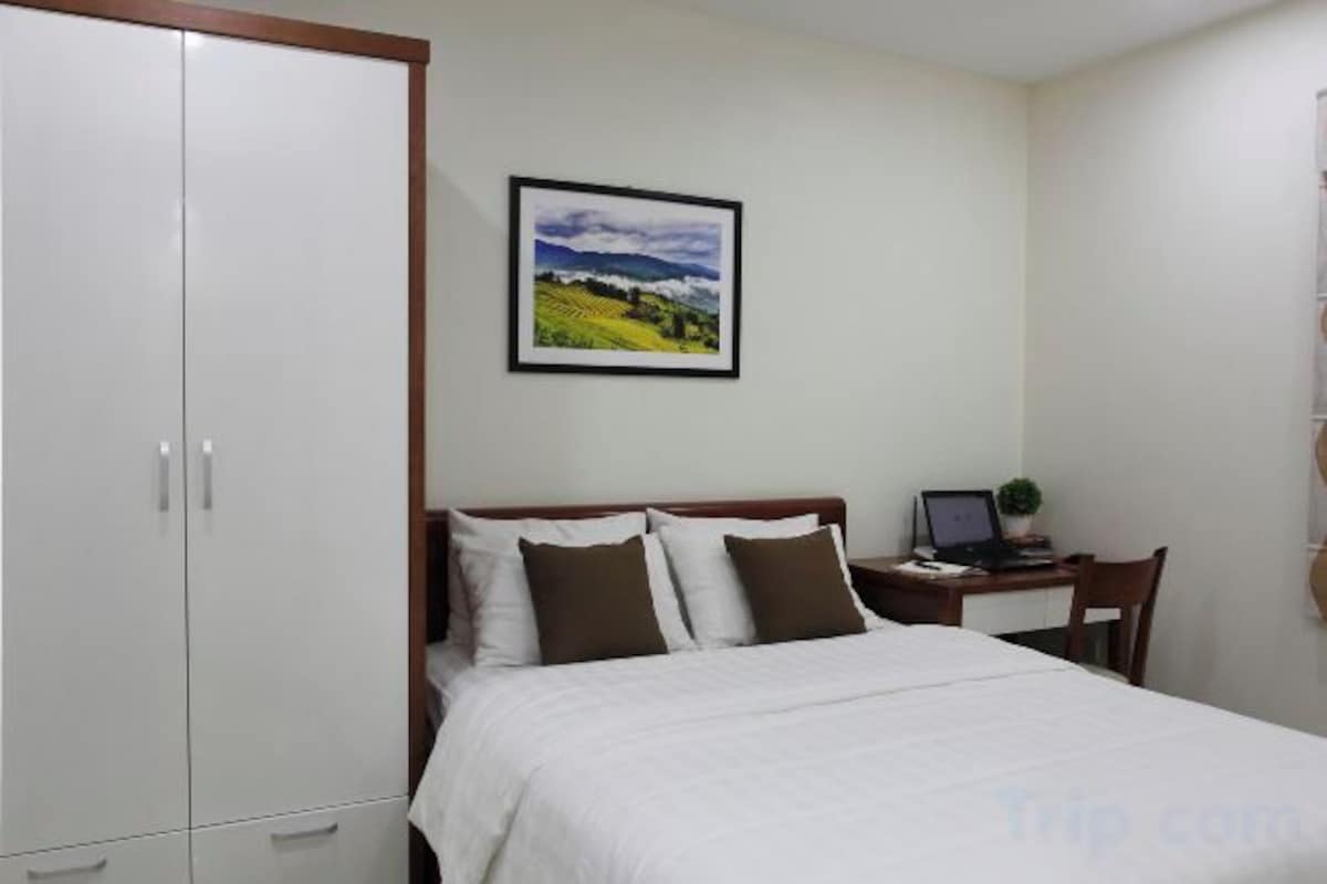 Ropa de cama de alta calidad y escritorio