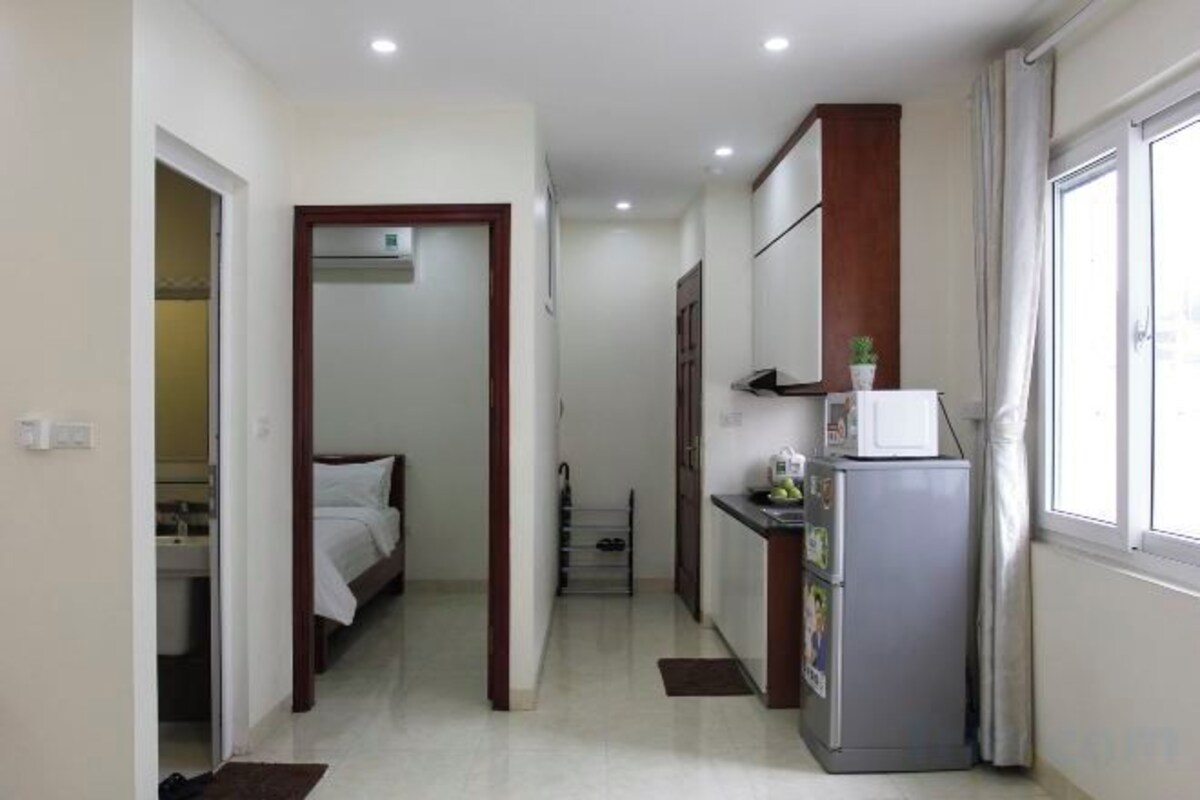 Roupas de cama premium, escrivaninha, espaço de trabalho para notebook
