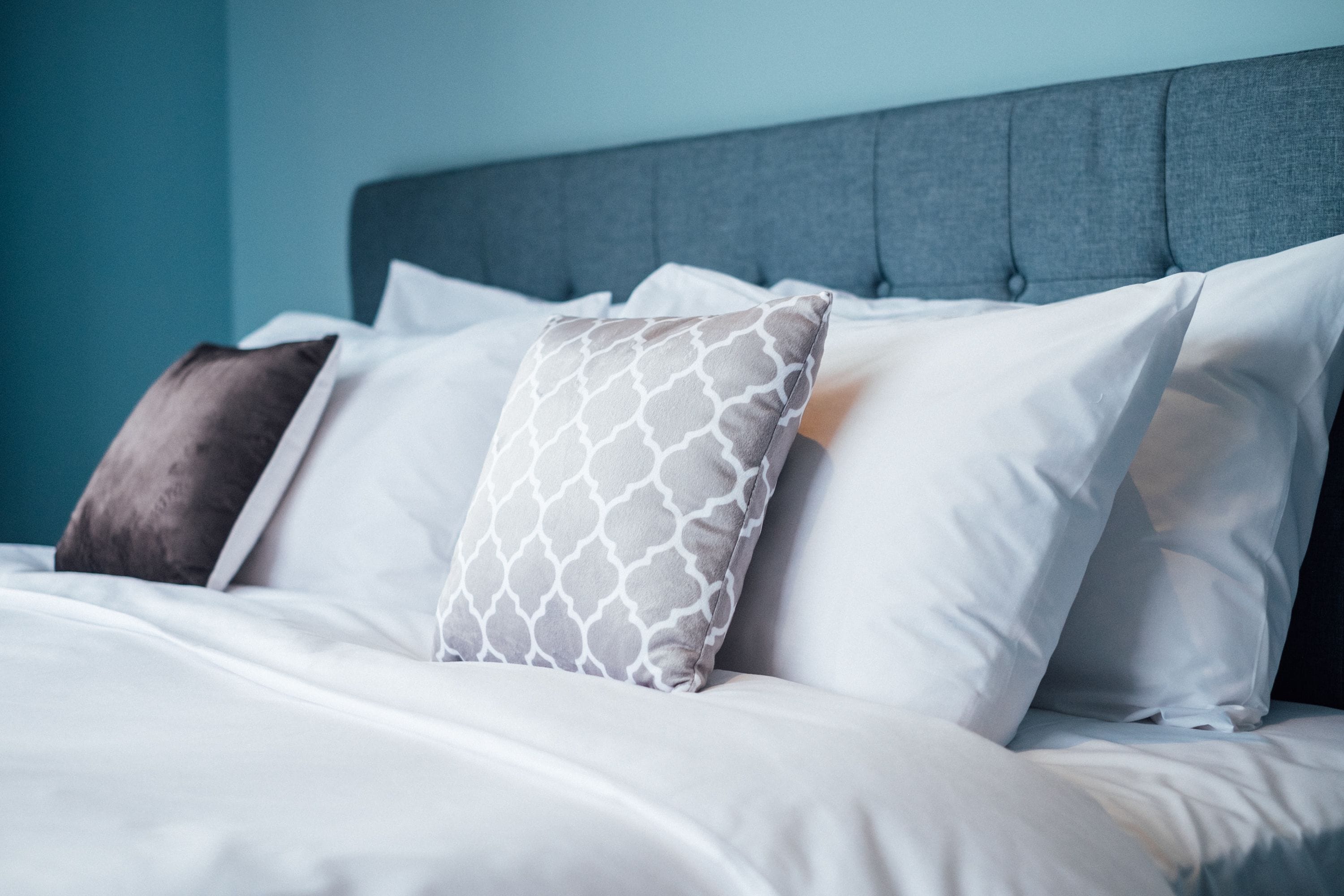 ميني بار وخزنة داخل الغرفة ومكتب وتجهيزات عازلة للصوت