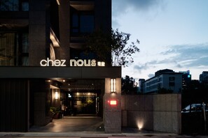 Front of property - evening/night - Chez Nous Hotel Taipei (Taipei)