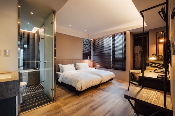 Quarto casal clássico, 1 quarto | Frigobar, cofres nos quartos, escrivaninha, quartos à prova de som