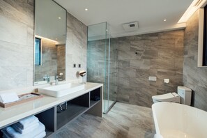 Quarto casal elite, 1 quarto | Banheiro | Chuveiro, produtos de toalete grátis, secador de cabelo, chinelos