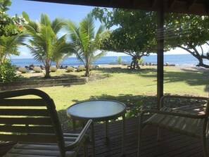 A covered outdoor seating area with a view of the beach and ocean. - Punatea Village (Taiarapu-Est)