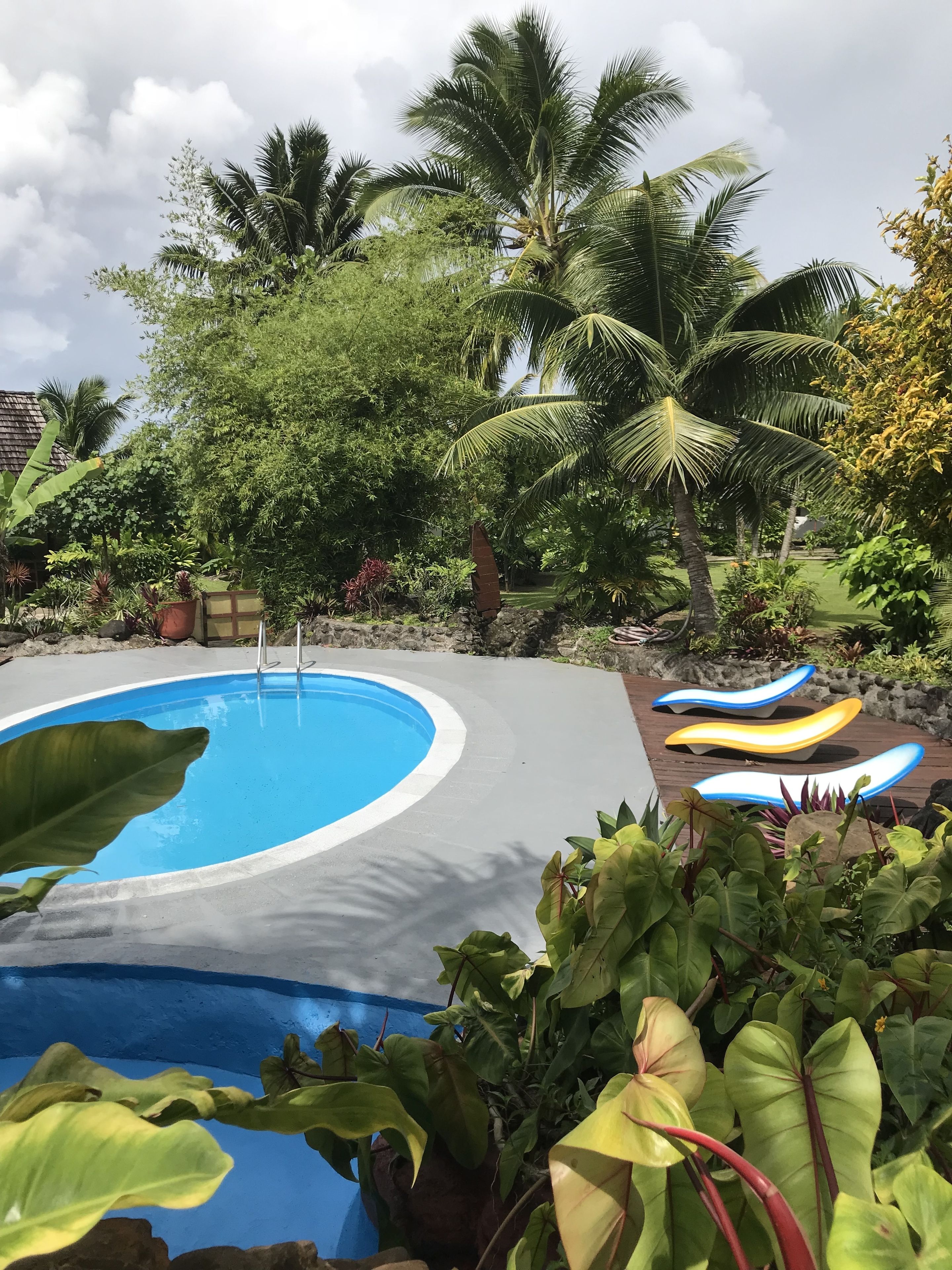 Kolam renang outdoor, dengan kursi berjemur