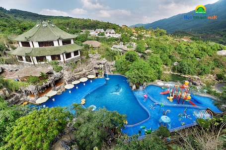 Outdoor pool, pool umbrellas. Nui Than Tai Ebisu Onsen Resort