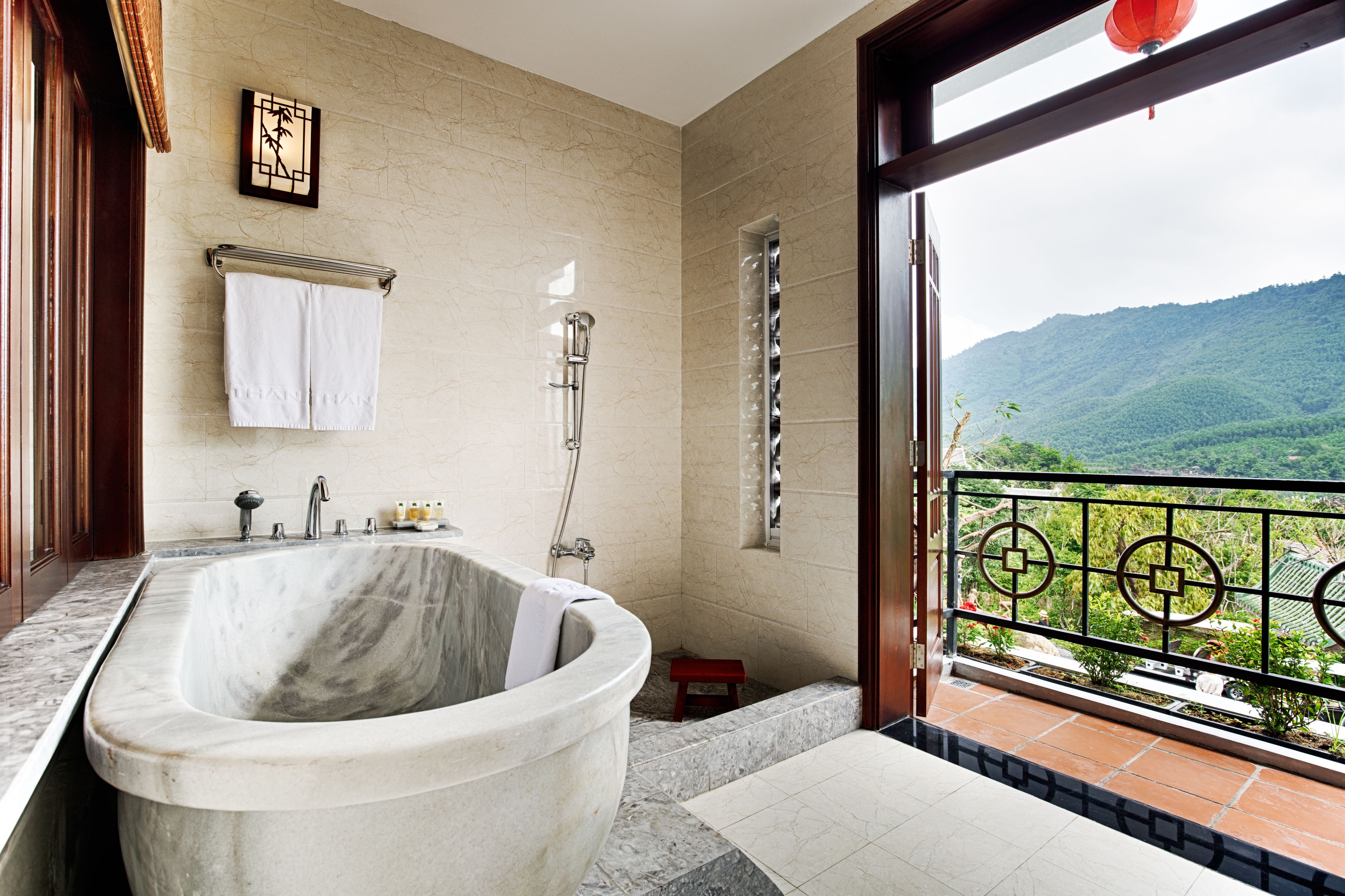 senior deluxe double room | bathroom | combined shower/bathtub, free toiletries, hair dryer, bathrobes