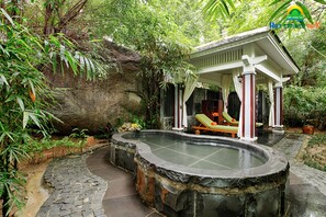 Bañera de hidromasaje al aire libre