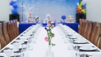 Phục vụ bữa sáng, bữa trưa, bữa tối, món địa phương và quốc tế