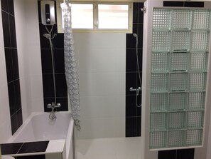 Deep-soaking bathtub - Ratchayothin Cottage (Bangkok)