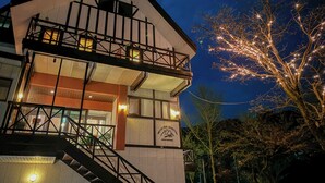 A modern building with a balcony and a staircase leading to the entrance. - Belle Vue Nishiura (Minamiuonuma)