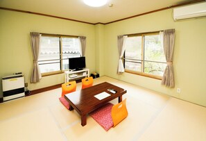 Traditionellt rum - flera sängar - delat badrum (Japanese Style Room) | Värdeförvaringsskåp på rummet, gratis wi-fi och sängkläder