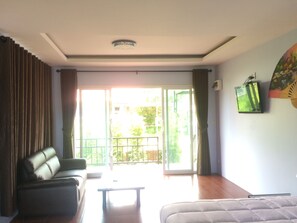 Habitación doble estándar, 1 habitación | Área de sala de estar | Televisión de pantalla plana 