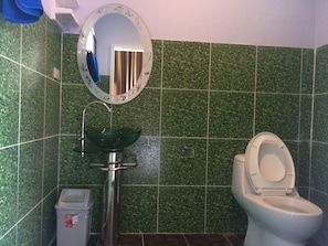 Ducha, artículos de tocador gratuitos, secador de pelo, toallas