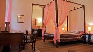Heritage Smart | Minibar, desk, bed sheets