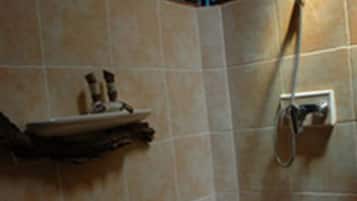 Deluxe Double Room | Bathroom shower