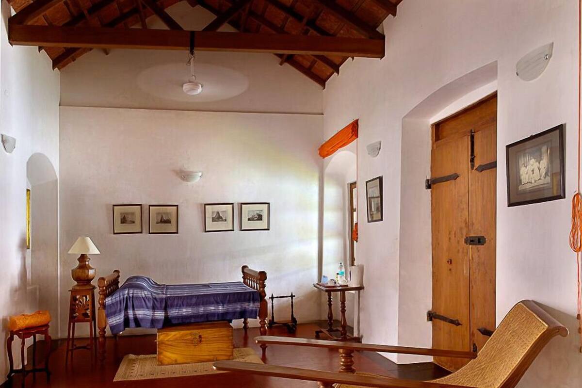 Heritage Romance | Minibar, desk