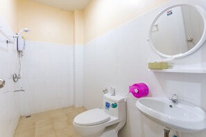 A bathroom with a toilet, sink, and shower. - Phet Ngam Hotel (Mae Sai)