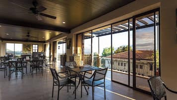 2 間餐廳;供應早餐、午餐、晚餐;本地及多國菜