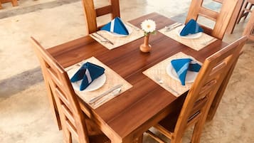 Se sirven desayunos, almuerzos y cenas; cocina local e internacional
