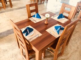 Se sirven desayunos, almuerzos y cenas; cocina local e internacional