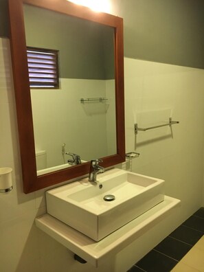 Dusche, kostenlose Toilettenartikel, Bademäntel, Handtücher