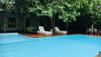 Una piscina techada, una piscina al aire libre