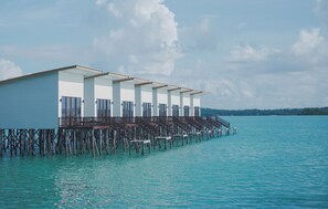 办公桌、免费 WiFi、床单