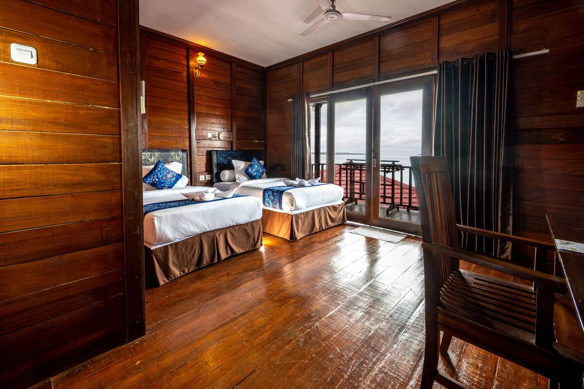 Sea View Room | Desk, bed sheets