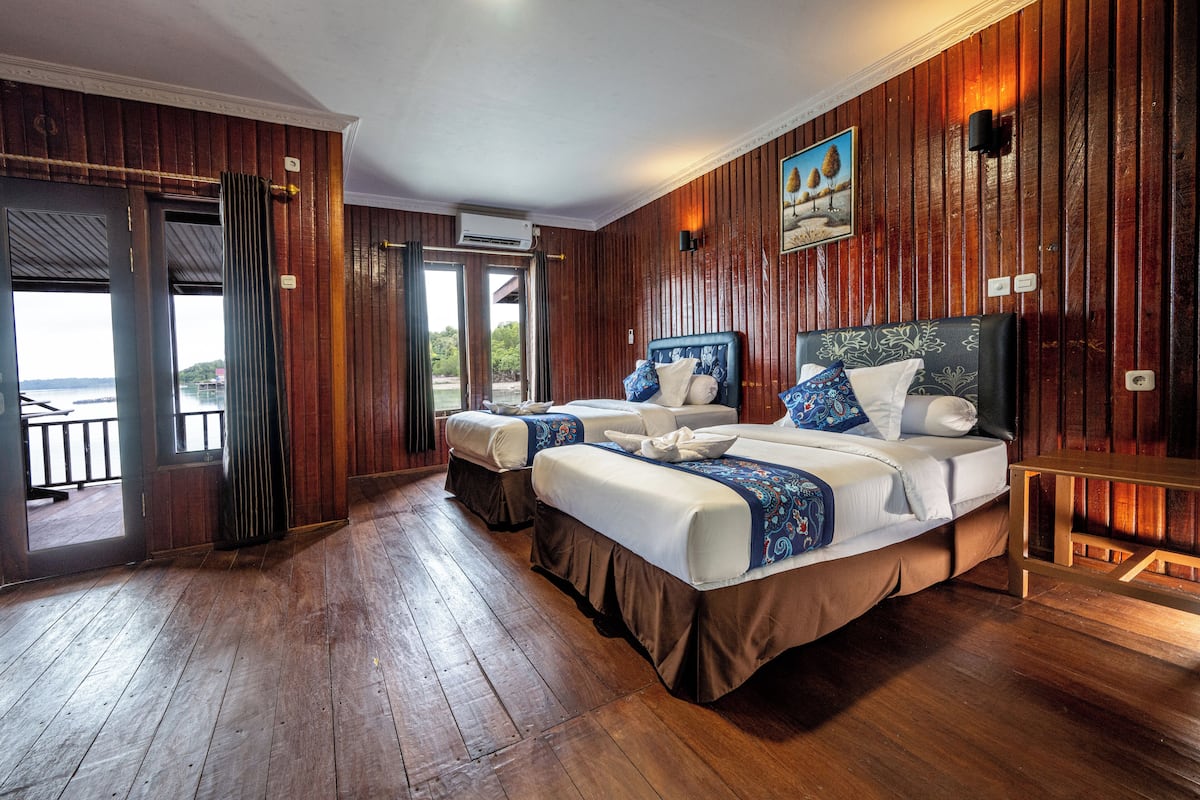 Water Villa | Desk, free WiFi, bed sheets