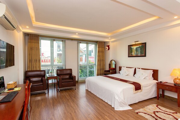 Premium bedding, memory foam beds, free minibar items, in-room safe - Ngoc Anh Hotel (Ninh Binh)