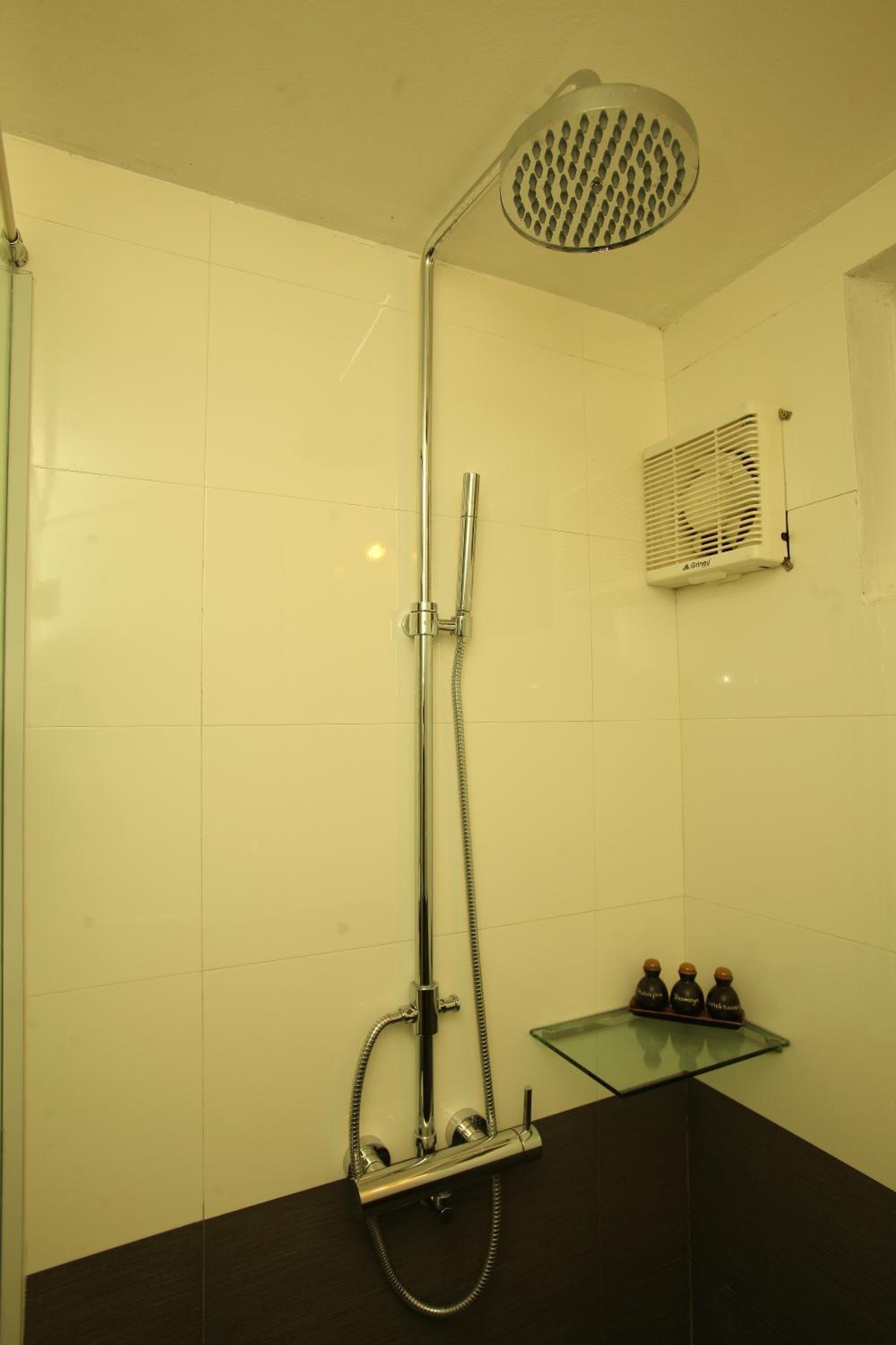 shower, rainfall showerhead, free toiletries, hair dryer