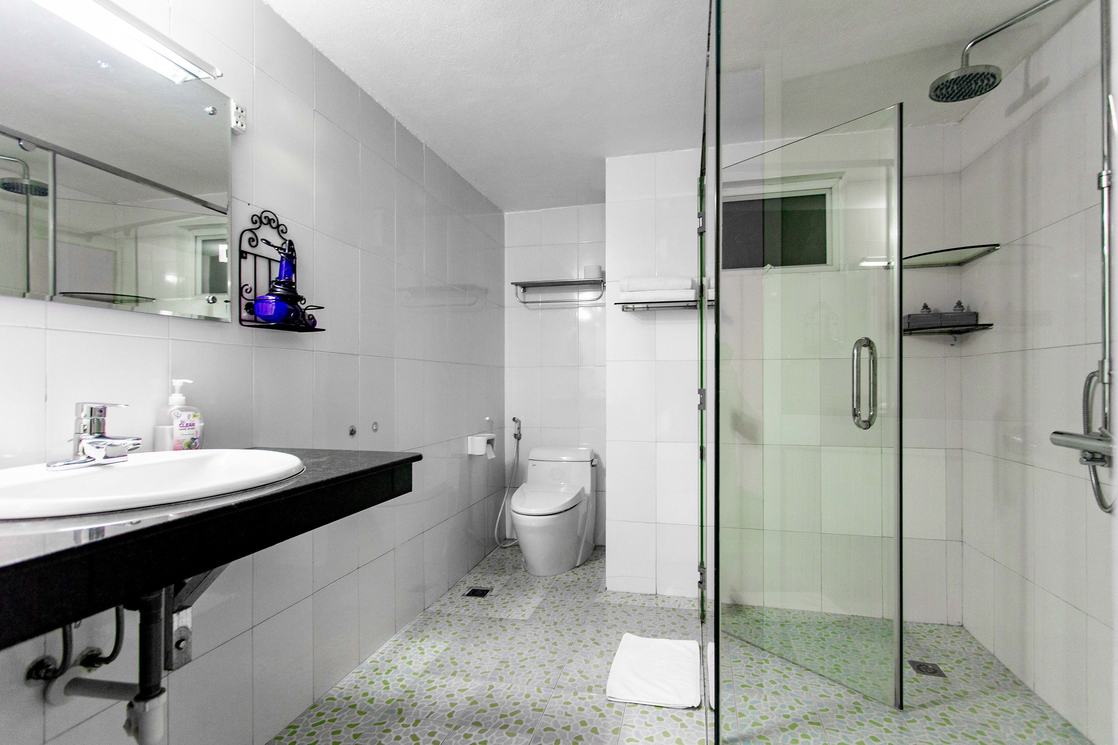 shower, rainfall showerhead, free toiletries, hair dryer