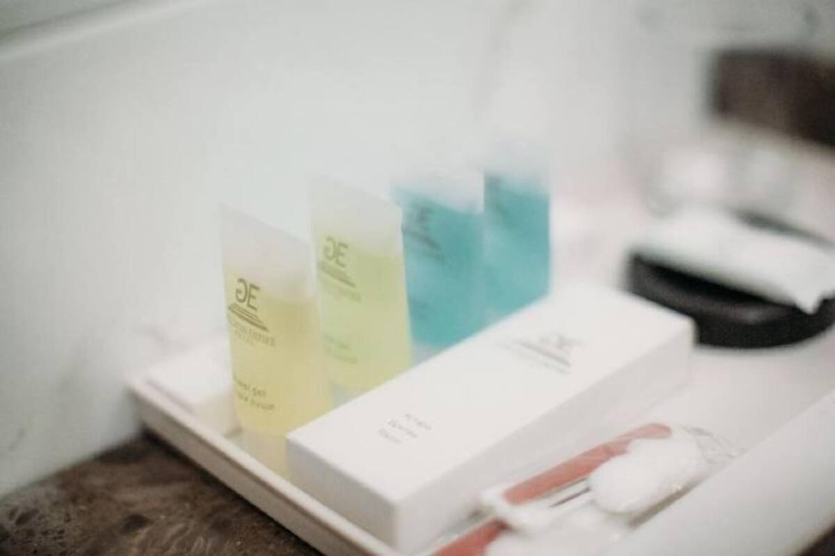 Fasilitas kamar mandi | Shower, perlengkapan mandi gratis, jubah mandi, dan sandal