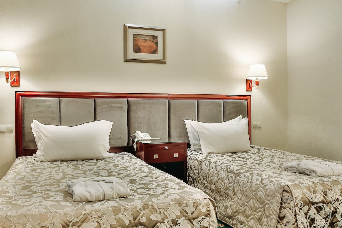 Suite, 2 Single Beds | Minibar, in-room safe, desk, soundproofing